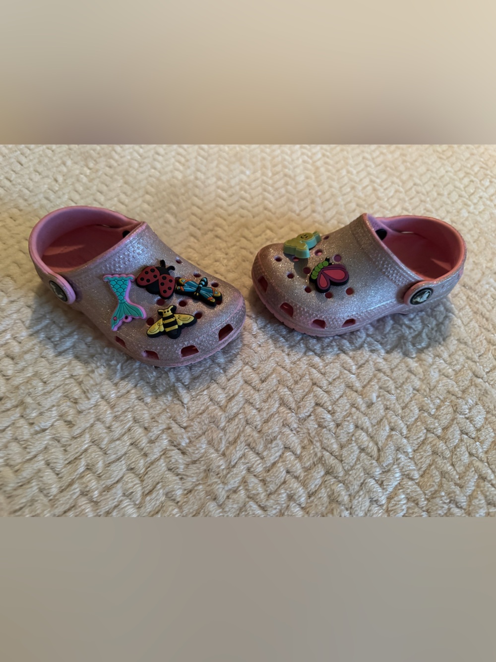 CROCS Kids Sparkle Pink Clog Shoes with Bug Charms Size 7 - Picture 3 of 11